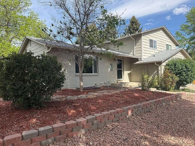 Building Photo - Beautiful Updated 5 Bed 3.5 Bath House in Central Fort Collins!
