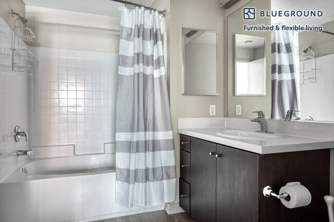 Building Photo - 200 S Los Angeles St