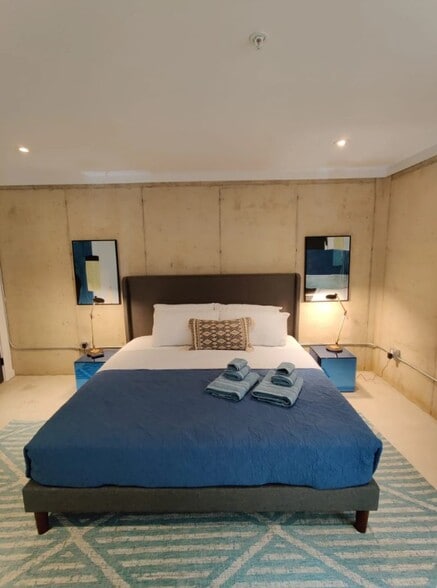 Building Photo - 1417 N Hope St