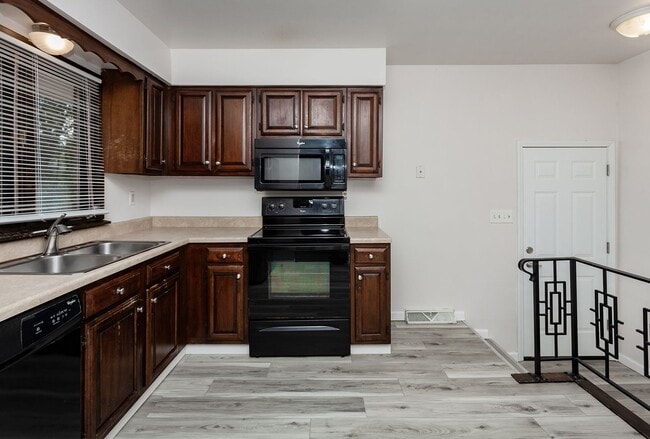 Building Photo - 1020 Williams St