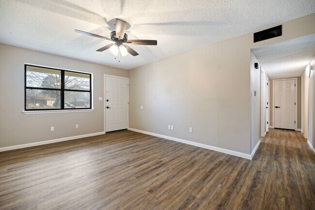 Building Photo - 1105 Brentwood Dr