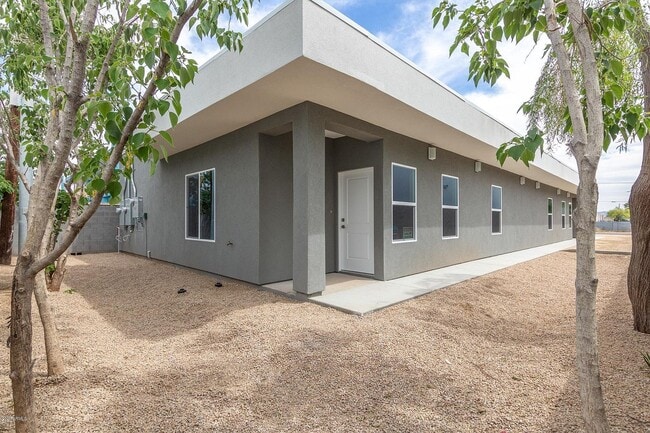 Building Photo - 2336 E Harvard St