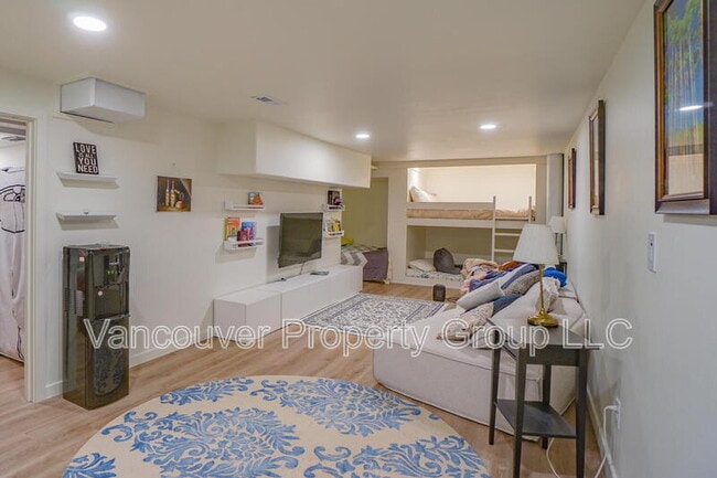 Building Photo - 309 W 37th St