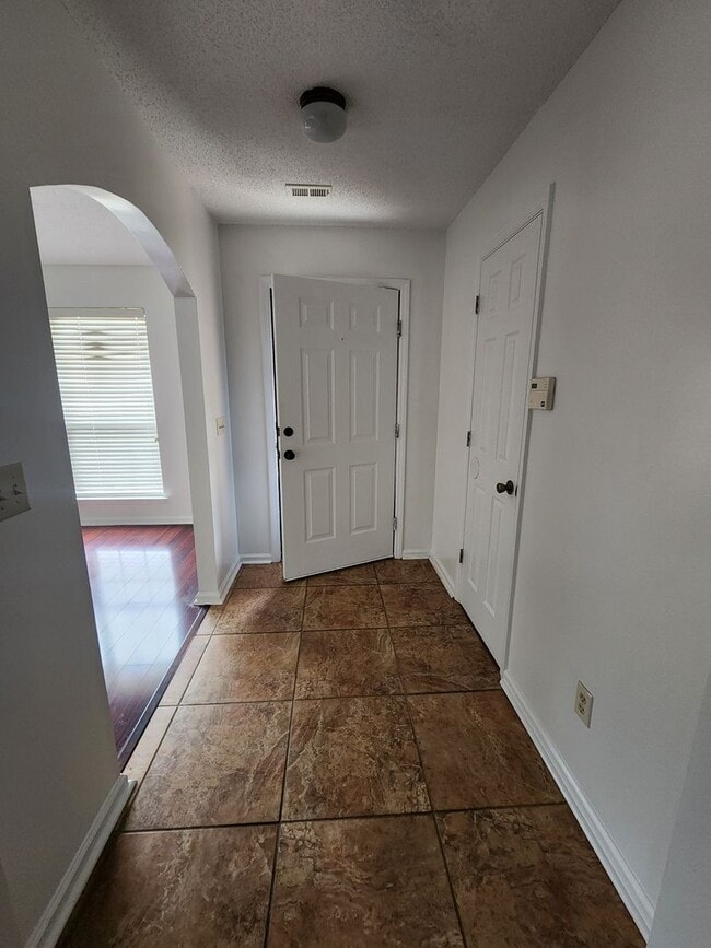 Building Photo - 908 Primrose Ln