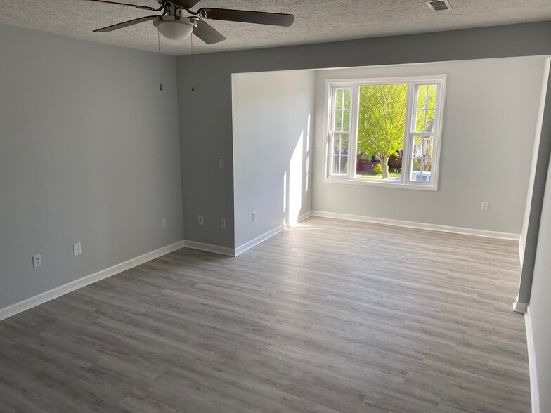 Living Room - 1014 6th Ave