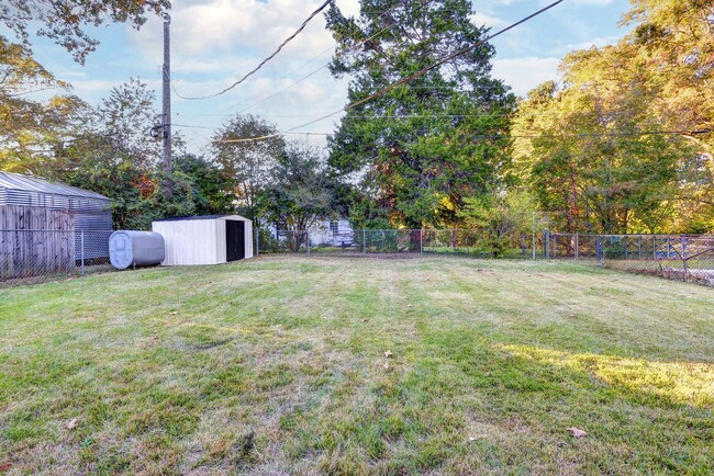 Building Photo - Cape Cod House