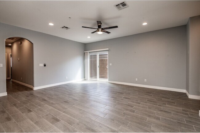 Building Photo - 3 Bedroom 2 Bathroom Home