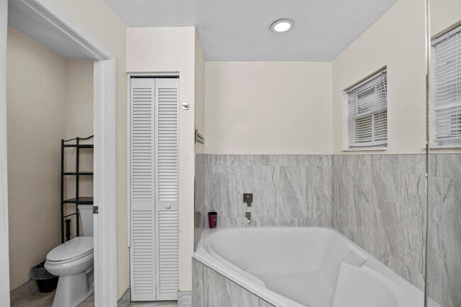 Building Photo - 1622 S Club Dr