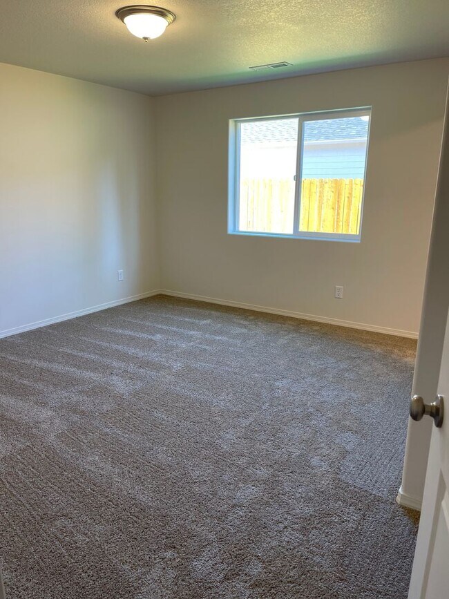 Building Photo - Brand New River Road area home