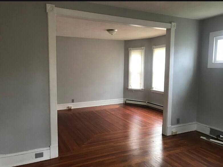 Building Photo - 25 Wellington St