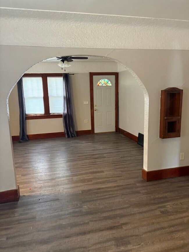 Building Photo - 2 BR  2 BA  House Section 8 friendly