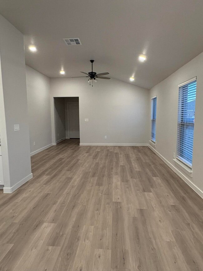 Building Photo - 2121 Langford Ave