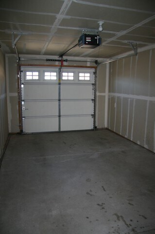 Building Photo - 3 Bedroom Duplex Near Downtown Available!