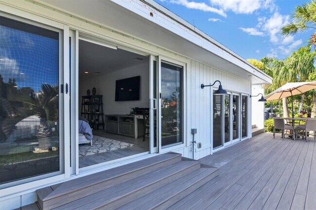 Building Photo - 17026 Bay St