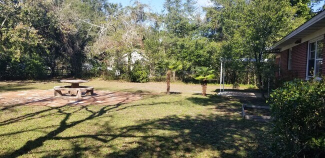 Building Photo - 211 Oak Leaf Dr