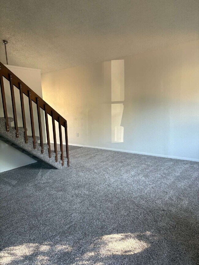 Building Photo - 2 bedroom duplex - Bennett