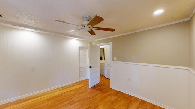 Building Photo - 605 Encino St
