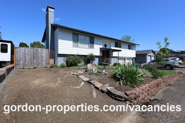 Building Photo - NE 22nd Ct - Gresham 4 bedroom split level home