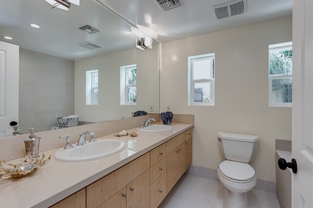 Building Photo - 831 S Curson Ave