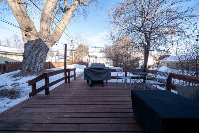 Building Photo - 2626 N Vincent Ave