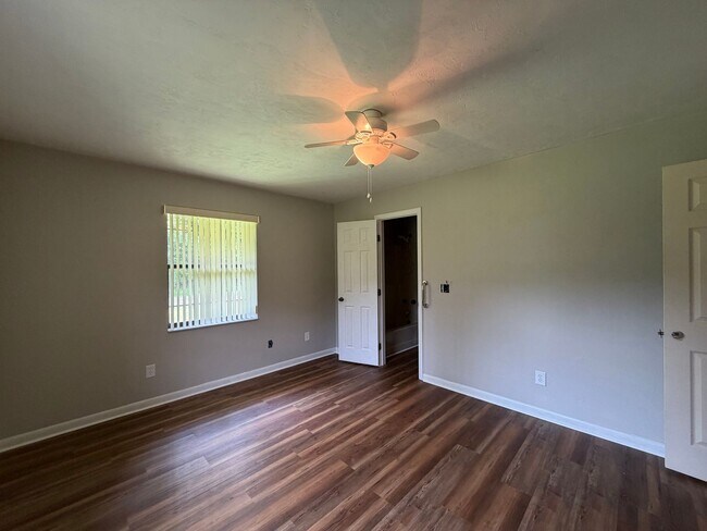 Building Photo - Newly renovated, new painted on large lot - mowing included in rent!