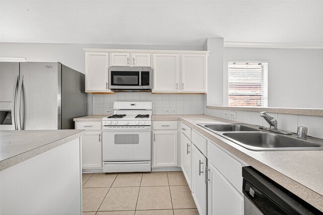 Building Photo - 5615 Brookhollow Oaks Trail