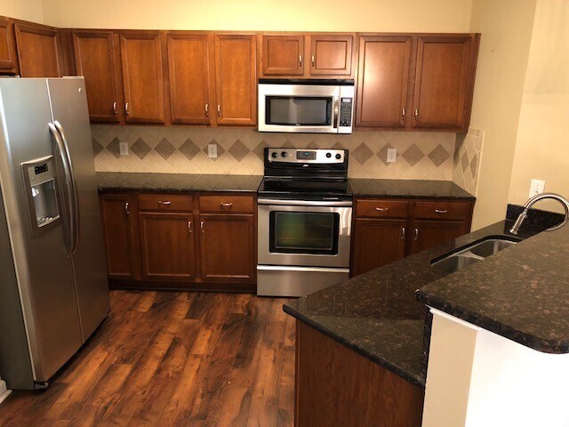 Building Photo - 2 Bed, 2 Bath Condo with Tandem Garage