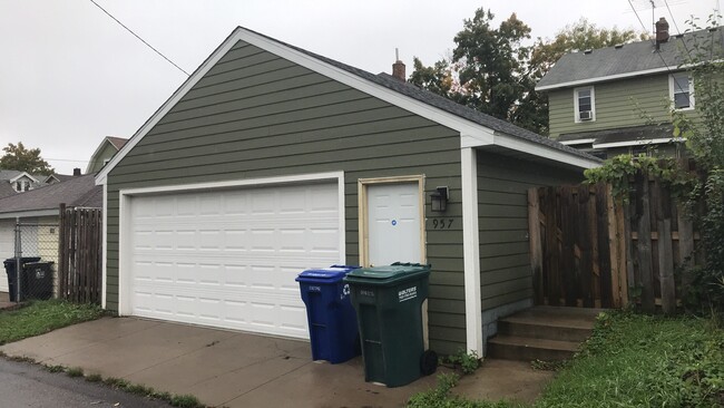 Building Photo - Charming 3 bedroom 1 bath in University/Lexington neighborhood!