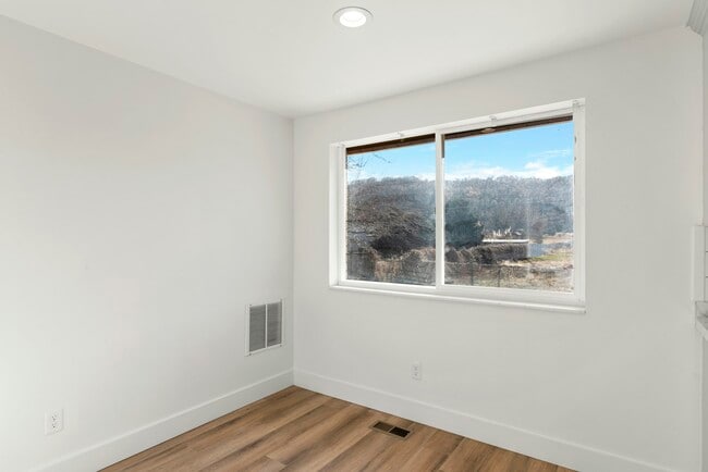 Building Photo - 1335 E Lester Dr