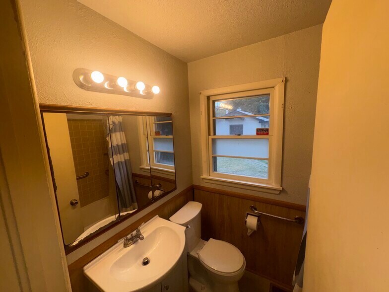 Building Photo - 2520 SW 45th St