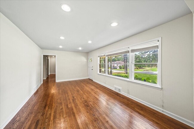 Building Photo - 2038 S Akin Dr