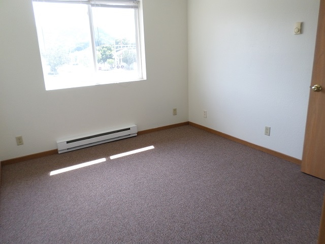 Building Photo - 560 Main St