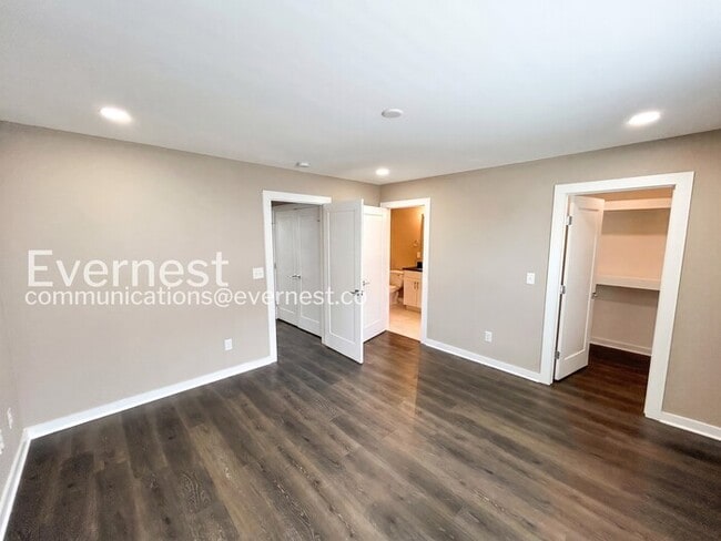 Building Photo - Limited Time Special Offer / 2 Bed/2.5 Bath Townhome with Off-Street Parking / Pet-Friendly / Ava...