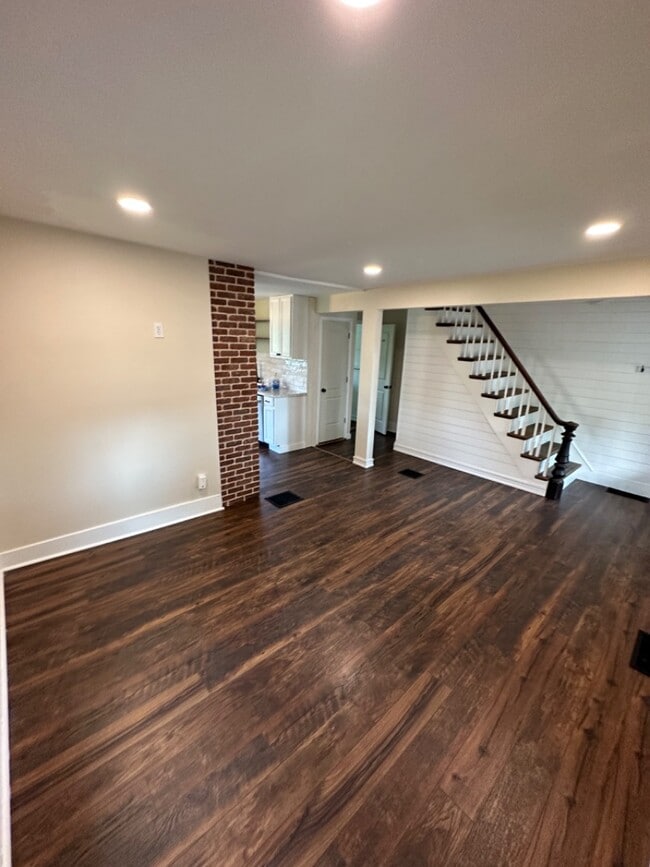 Building Photo - 161 Walnut St