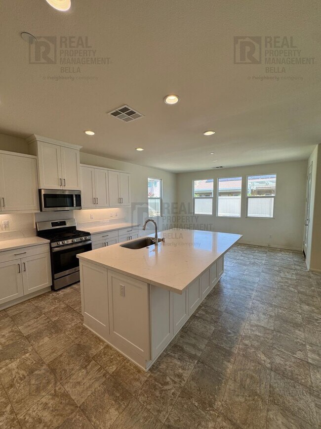 Building Photo - Single-Story Comfort & Style in Prime Heme...