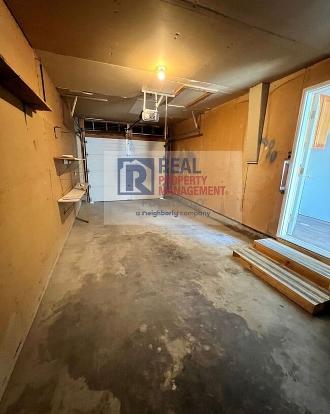 Building Photo - 2 bedroom 1 bath duplex - Single car garage