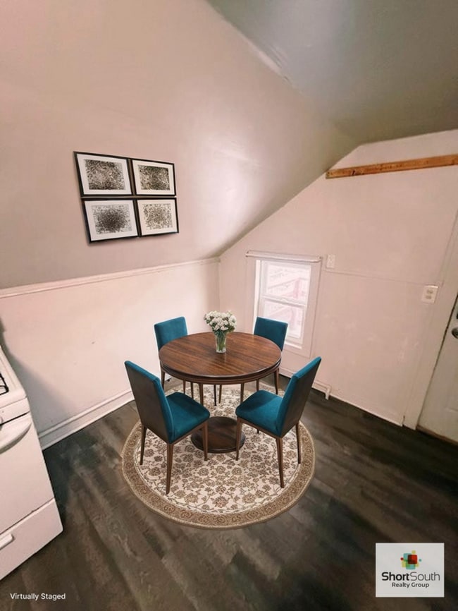 Building Photo - Updated 3 bed 1 bath upper apartment in Muskegon