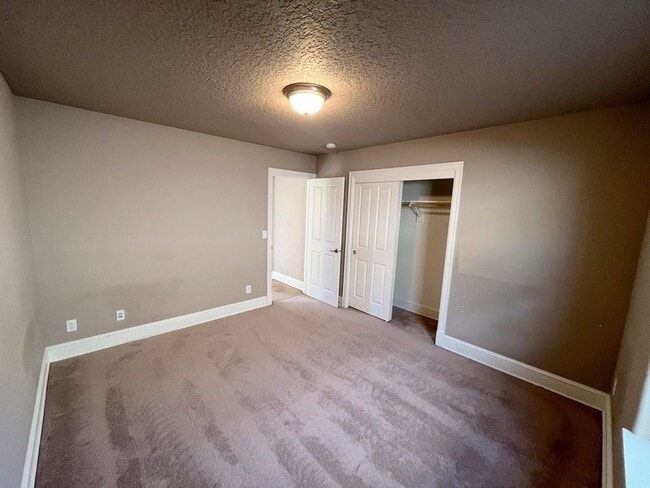 Building Photo - Stunning Corner Home in King City with Washer/Dryer Included, Private Courtyard!