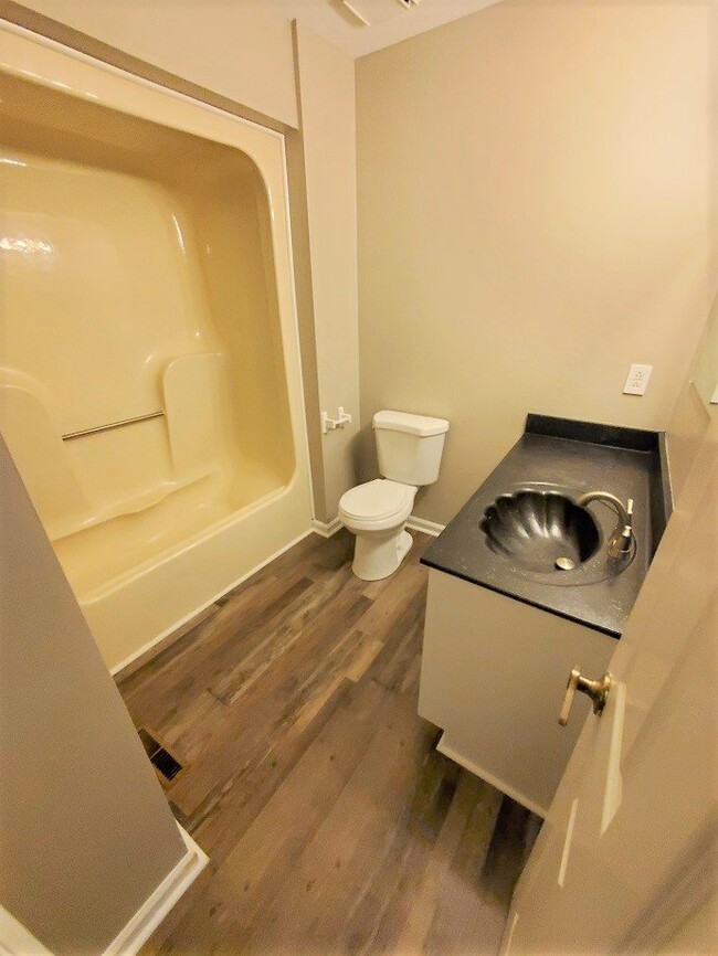 Building Photo - Spacious 3BR/2.5BA Townhouse in The Maples...