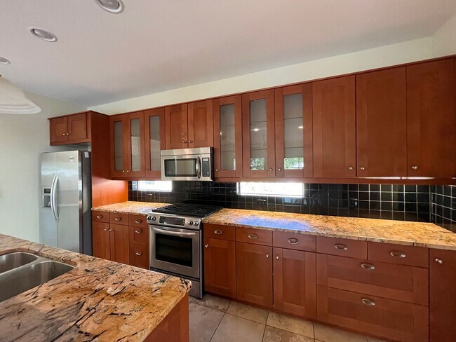 Building Photo - 5bed/3bath house in North Campus
