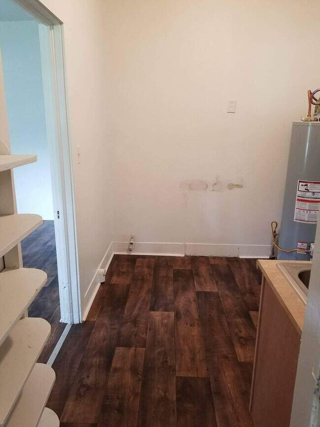 Building Photo - 1 bedroom 1 bath duplex