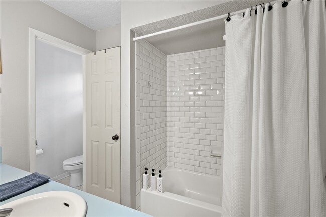 Building Photo - 117 E Park Dr