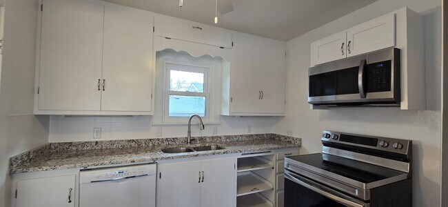 Building Photo - 1117 W 31st St