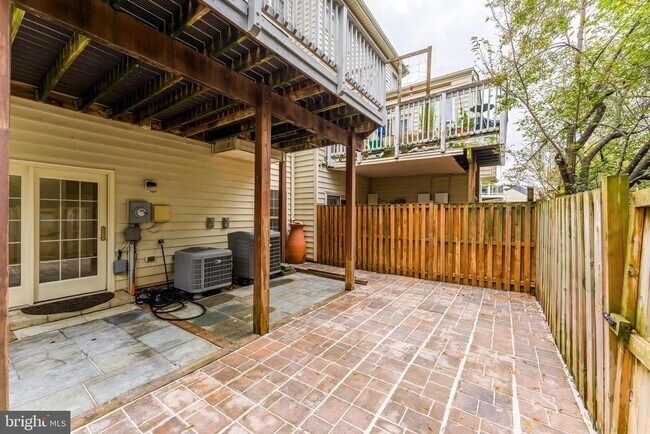 Building Photo - 43619 Pickett Corner Terrace