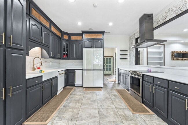 Building Photo - Peaceful and Luxury Living on 3+ Acres