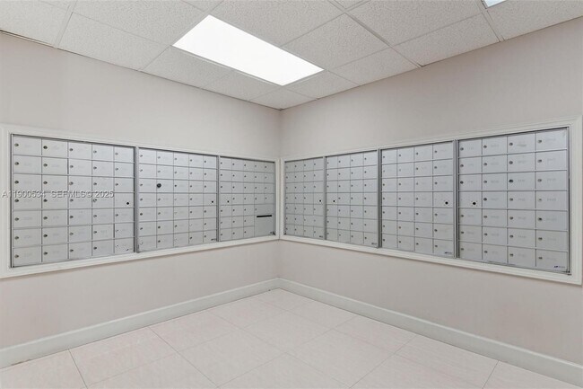 Building Photo - 1833 S Ocean Dr