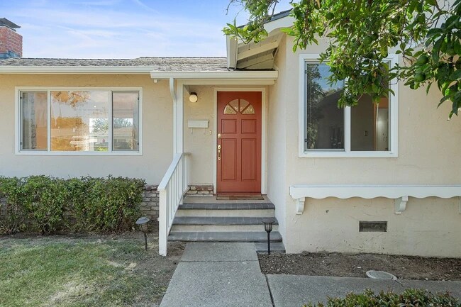 Building Photo - 558 Walnut Dr