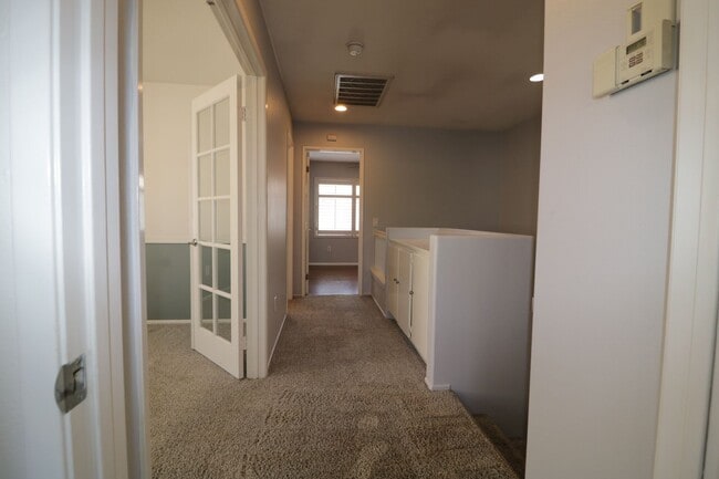 Building Photo - Townhome for Lease  in Valencia!