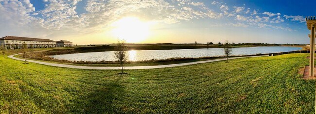 Building Photo - Luxury style townhome for rant