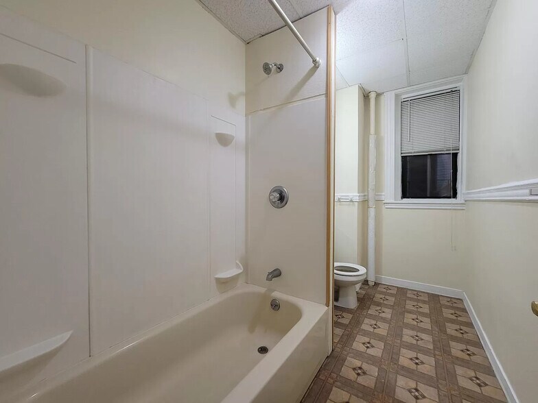 Building Photo - 382 Riverway St